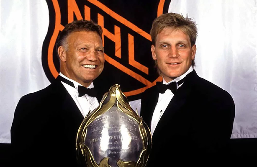 Bobby y Brett Hull. Ambos están en el Salón de la Fama del Hockey sobre hielo.