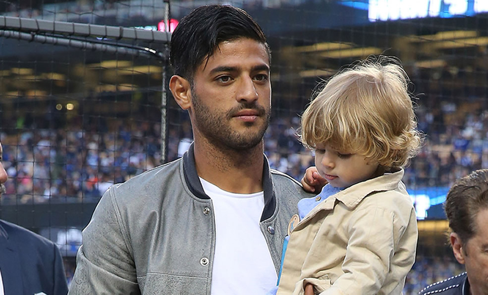 Carlos Vela con su hijo Romeo.