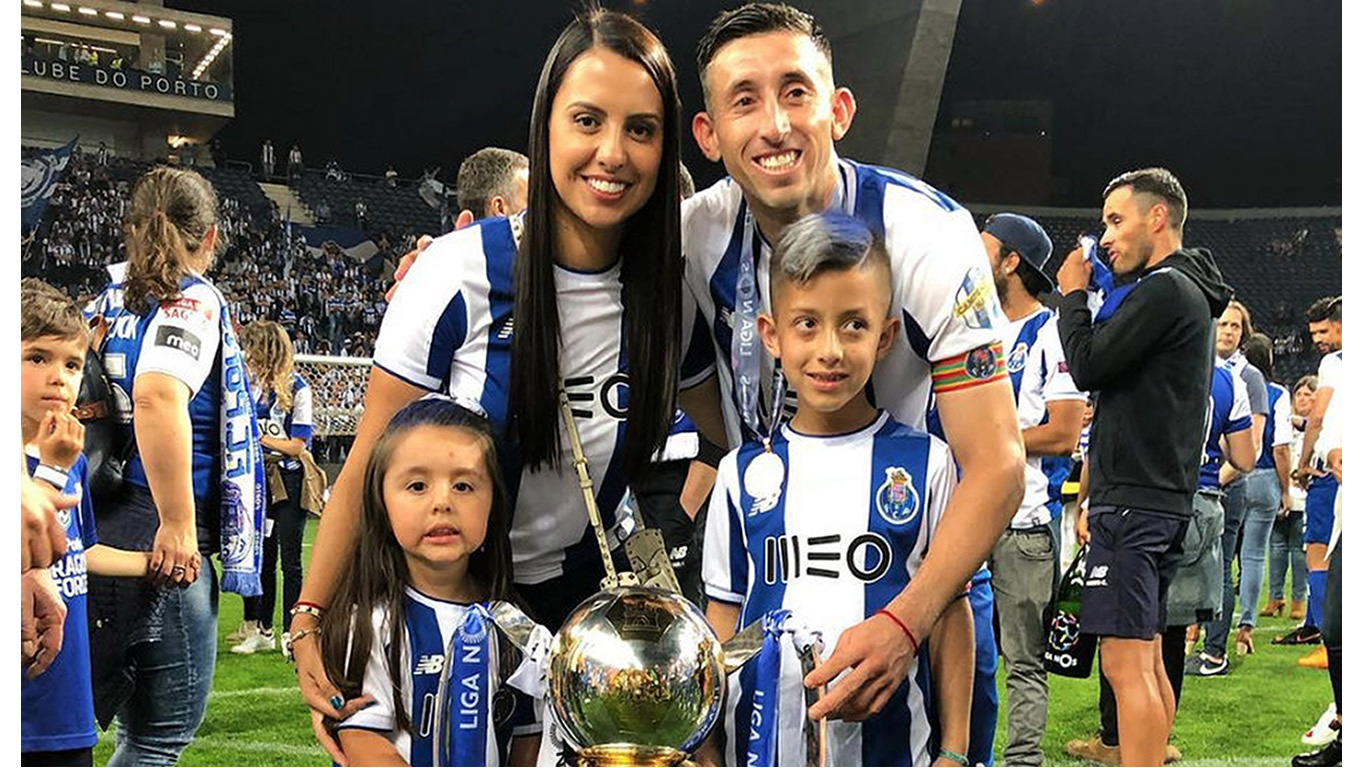 Héctor Herrera festejando título con el Porto al lado de sus hijos y esposa.