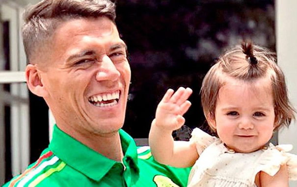 Héctor Moreno con su pequeña.