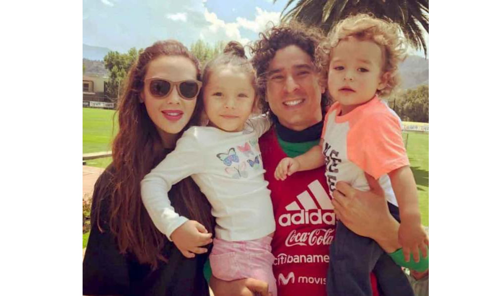 Memo Ochoa con dos de sus tres hijos.