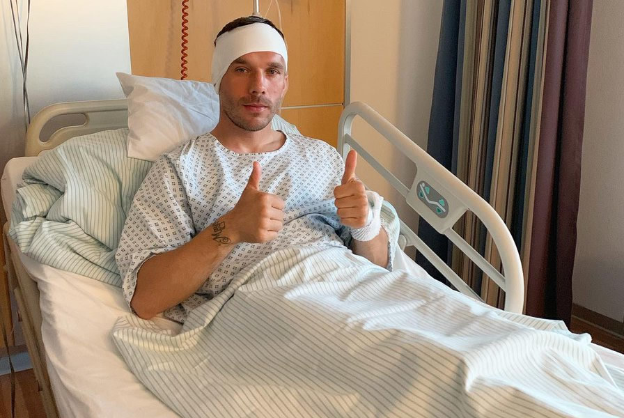 Podolski, tras su operación. (Foto: @Podolski10)