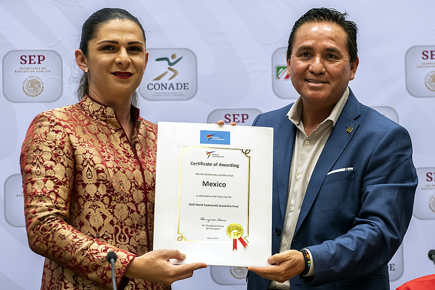 Ana Gabriela Guevara, directora de la Conade, y Francisco Raymundo González, presidente de la FMTKW. (Foto: Mexsport)