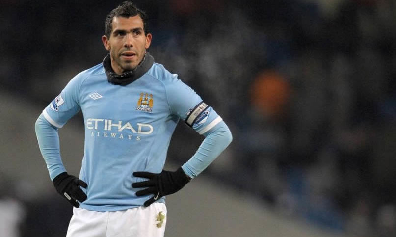 Carlos Tevez: Tras jugar con los Diablos Rojos pasó inmediatamente al rival vecino, el Manchester City.