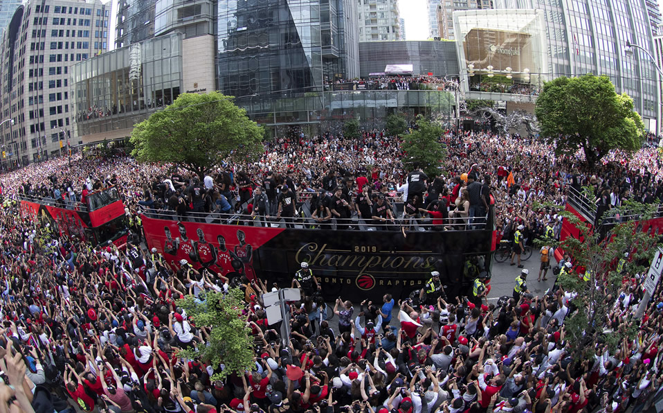 Las celebraciones de los Toronto Raptors se vieron manchadas con violencia. (Reuters)