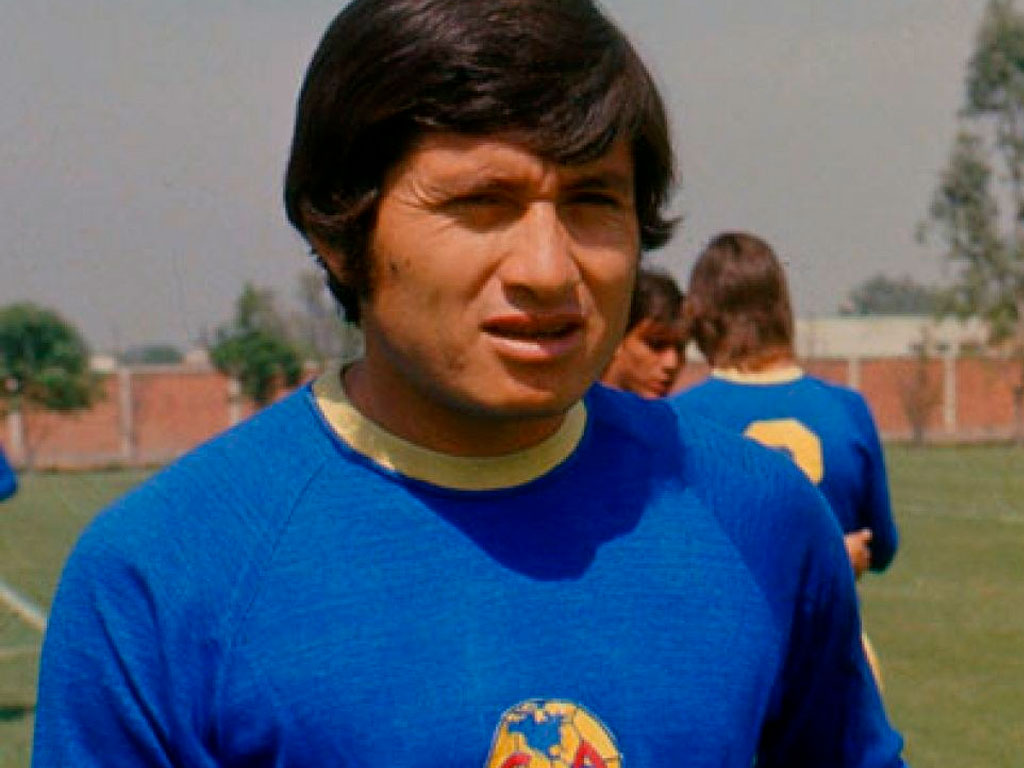 Guillermo Hernández también vistió ambas playeras solo que oficialmente solo fue la de América.