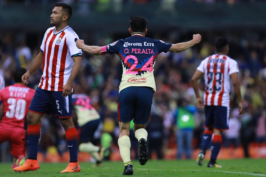 Oribe Peralta de burló de Chivas  en varias ocasiones.