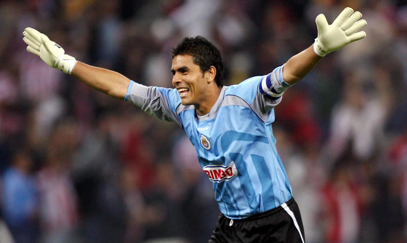Oswaldo Sánchez: Para el 99 llegó a las Chivas, equipo con el que se identificó más.