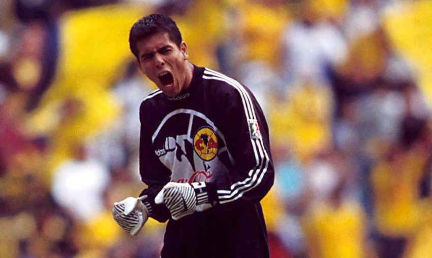 Oswaldo Sánchez: Surgido del Atlas, Oswaldo jugó para el América del 96 al 99.