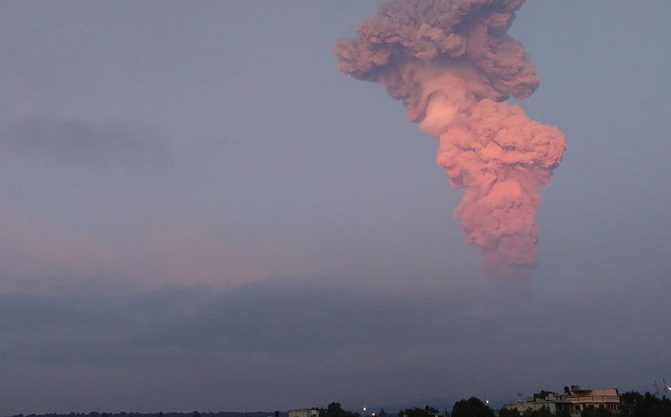 De acuerdo a Sky Alert, todo el Valle de México podía ver la columna de humo de esta mañana. (Foto: @_ItaiMu)