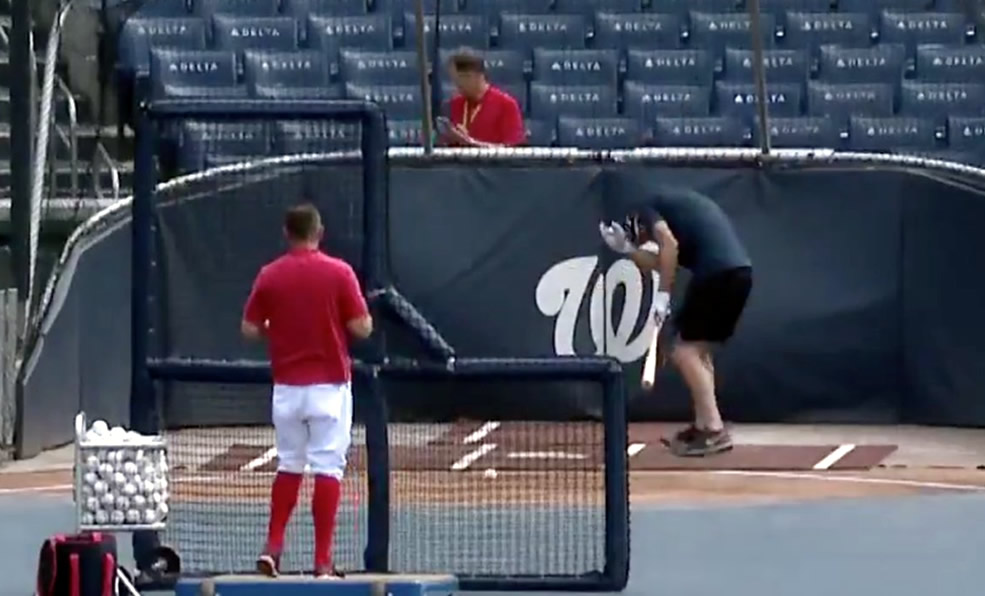 El momento después de que la pelota hace contacto en la nariz del pitcher.