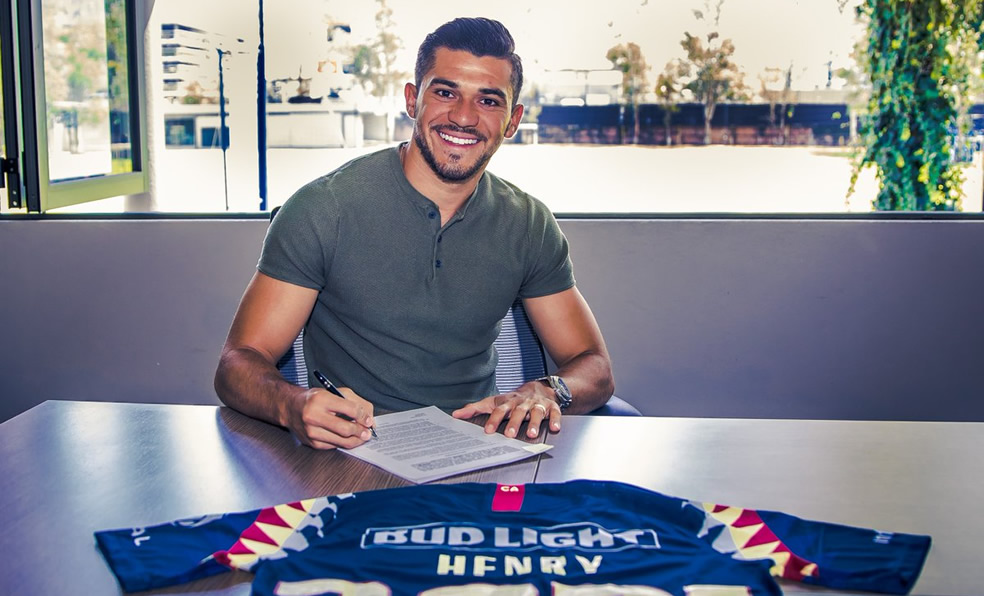 Henry Martín al momento de estampar su firma. (Foto: Club América)