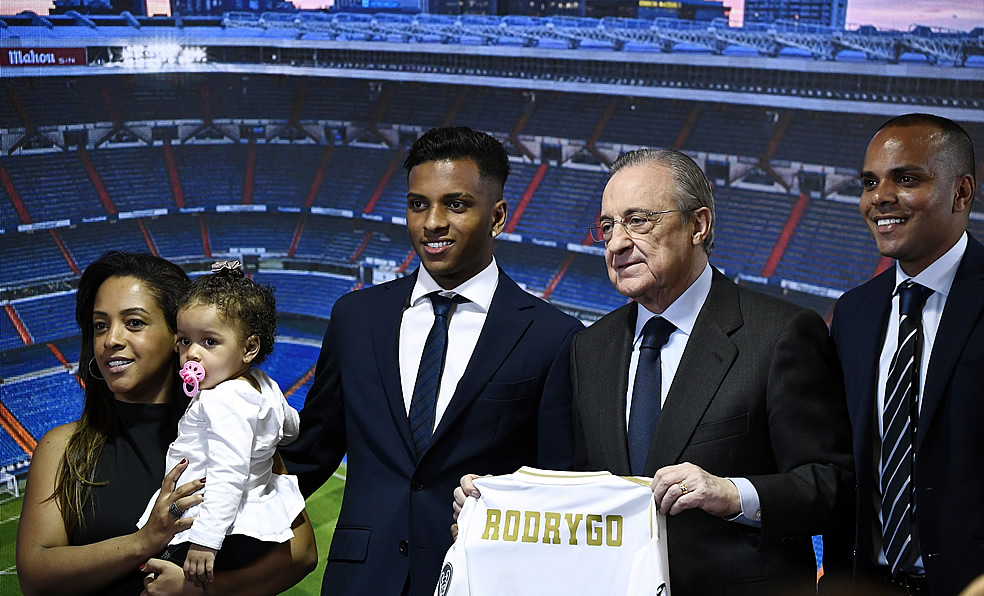 Rodrygo y su familia durante la presentación oficial. (Foto: AFP)