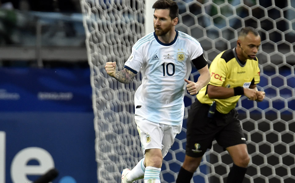 Messi hizo efectivo el penal que le dio el empate a la Albiceleste. (AFP)