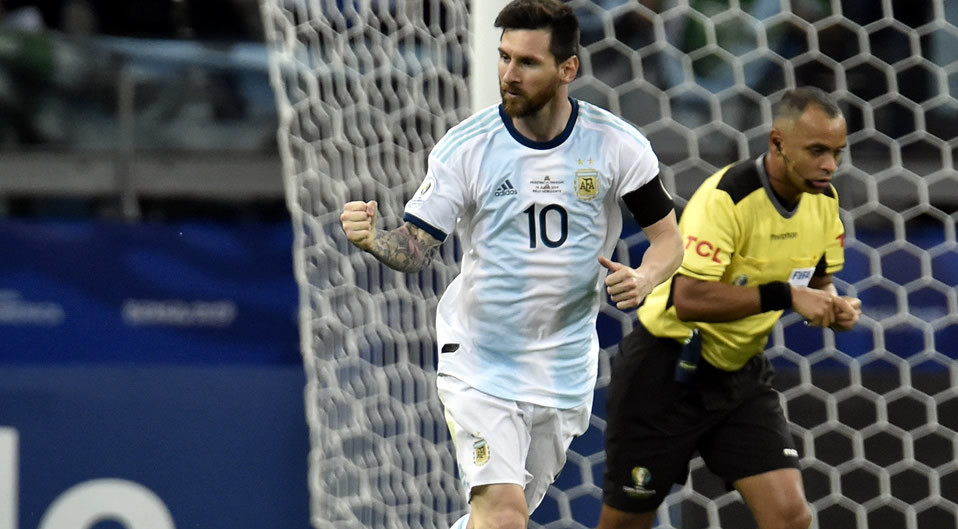 Messi hizo efectivo el penal que le dio el empate a la Albiceleste. (AFP)