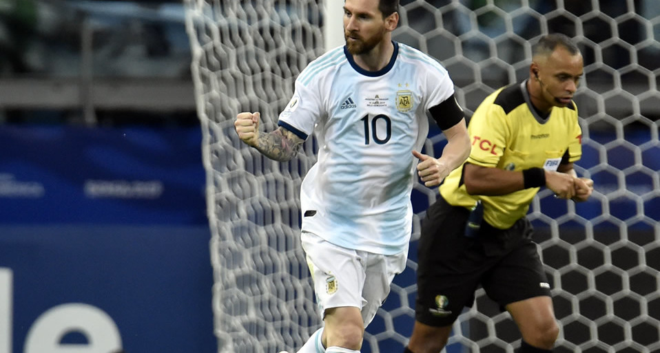 Messi hizo efectivo el penal que le dio el empate a la Albiceleste. (AFP)