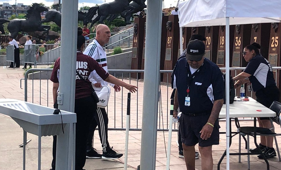 Sergio Giovagnoli durante su arribo al Broncos Stadium.