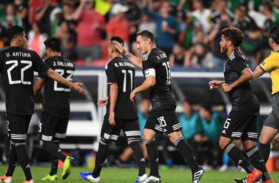 Guardado cerró la cuenta para el 3-1. (Foto: AFP)