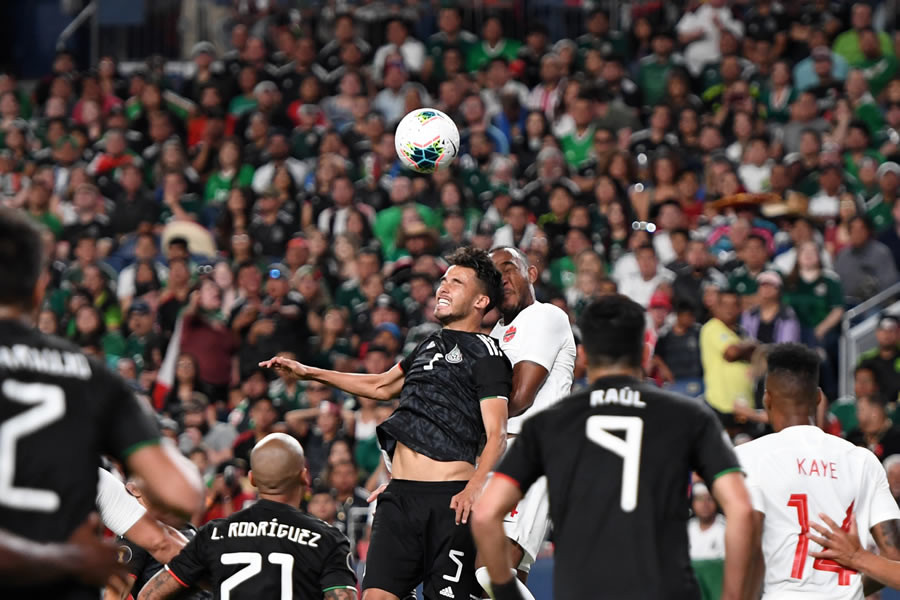 La búsqueda por el balón de parte de ambos equipos. (Foto: AFP)