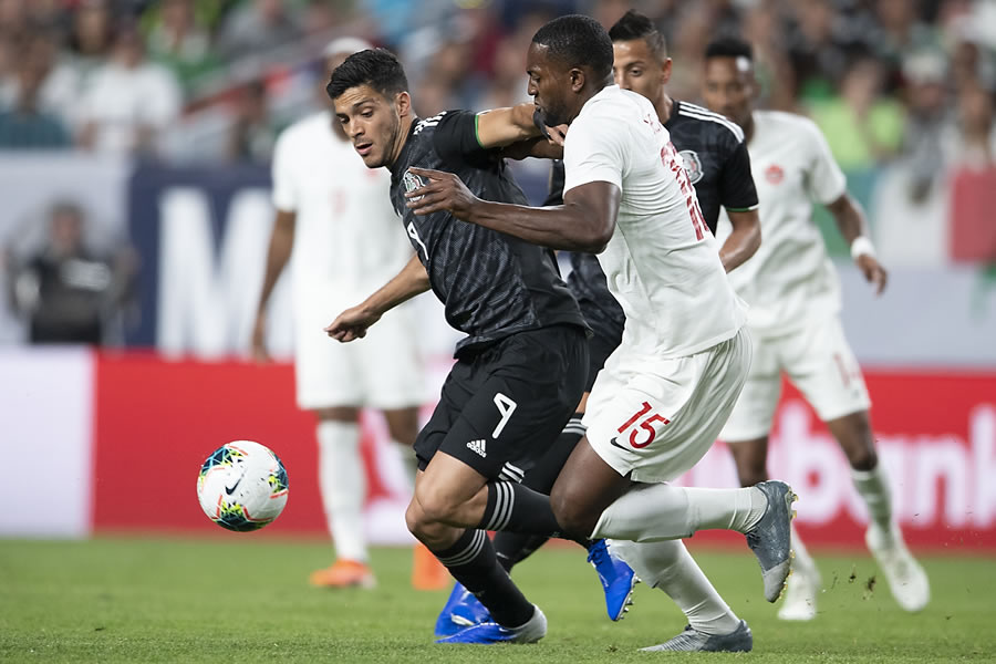 Raúl Jiménez buscando crear una oportunidad. (Foto: Imago 7)