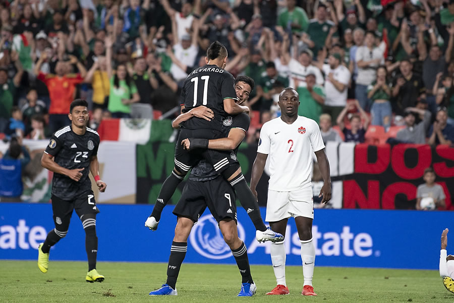 Roberto Alvarado y Raúl Jiménez celebrando el primer gol. (Foto: Imago 7)