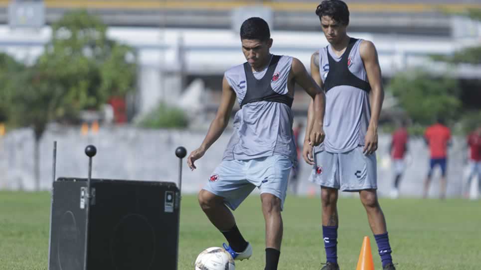 El equipo durante el entrenamiento de hoy. (Imago 7)