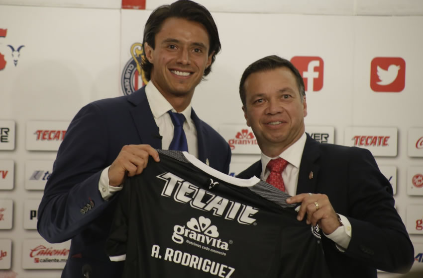 Rodríguez reconociendo que tuvo varias ofertas y aceptó la de Chivas.  (Chivas)
