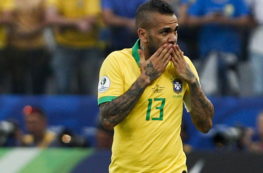 Alves resaltó la mejora que han mostrado partido a partido. (AFP)