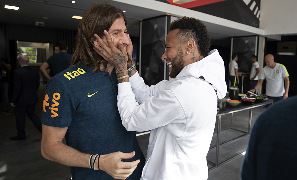 Filipe Luis y Neymar en la concentración de Brasil. (Foto: AFP)