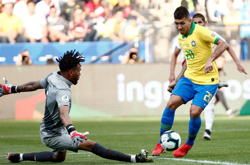 Momento en el que Firmino se quita a Gallese, tras su error al intentar despejar. Foto: AFP