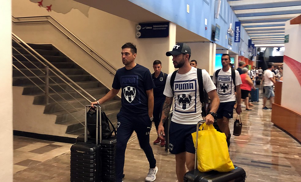 Diego Alonso y Muguel Layún antes de viajar a Cancún. (Foto: MT)