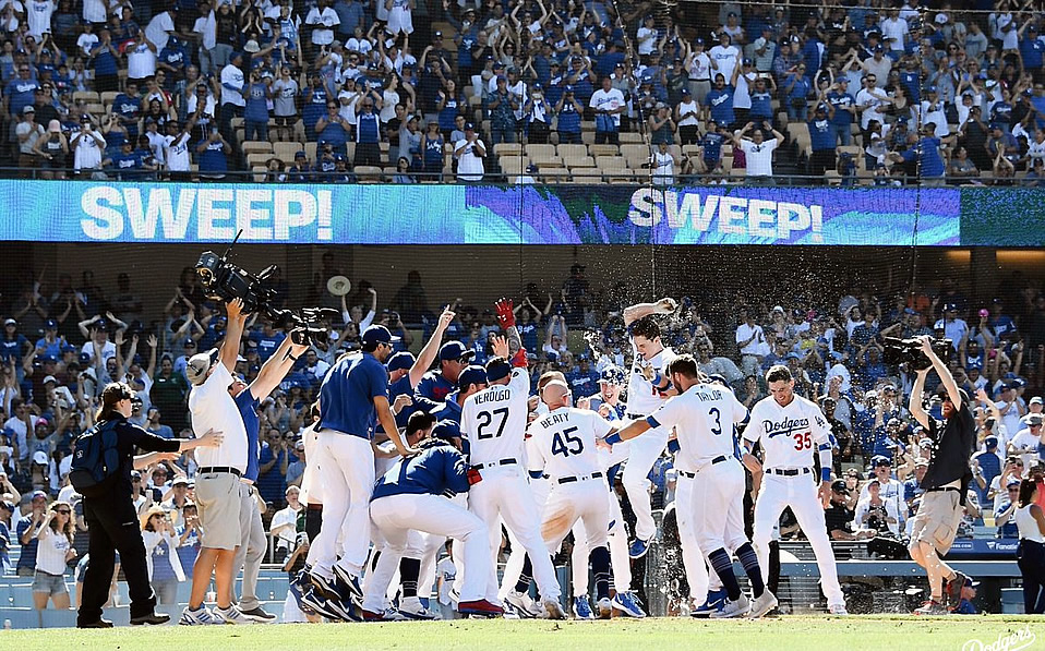 Dodgers hace historia con tres jonrones y deja en el terreno a Rockies