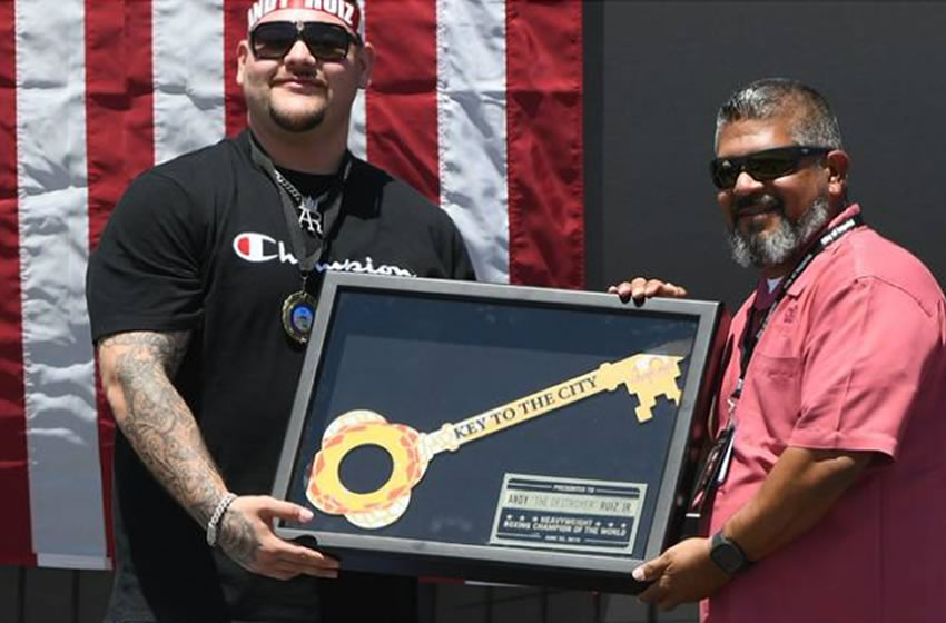 El boxeador mexicano recibió las llaves de la ciudad.
