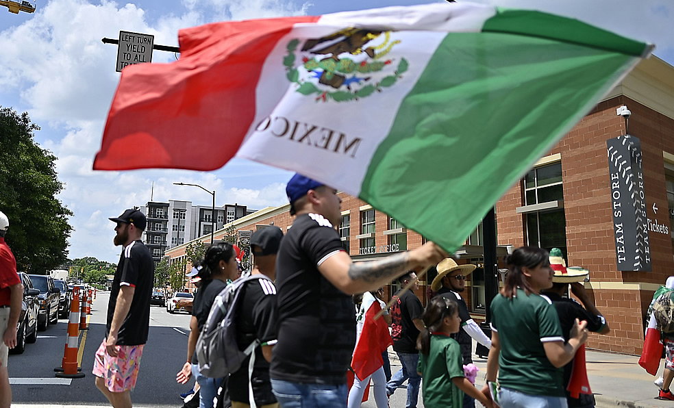 La gente llegó desde temprano al Estadio Bank of America. (Foto: Imago7)
