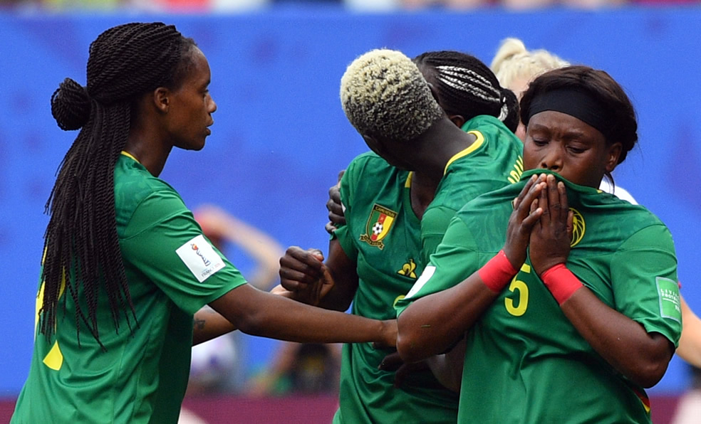 Las jugadoras reaccionaron así después de que su gol fuera anulado. (Foto: AFP)
