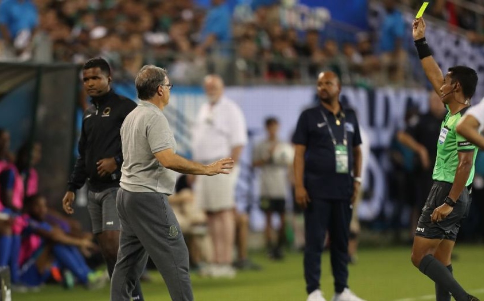 Tata Martino recibió tarjeta amarilla por reclamar en Copa Oro. (Getty)