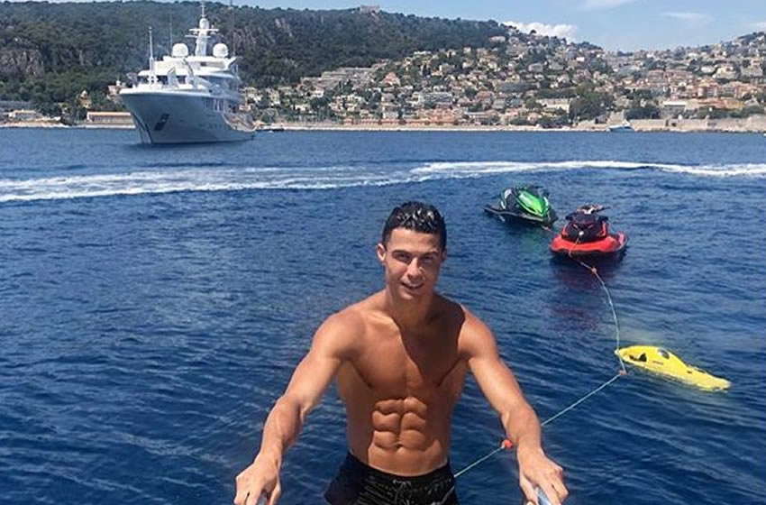 Cristiano Ronaldo y su lujoso yate donde vacaciona.