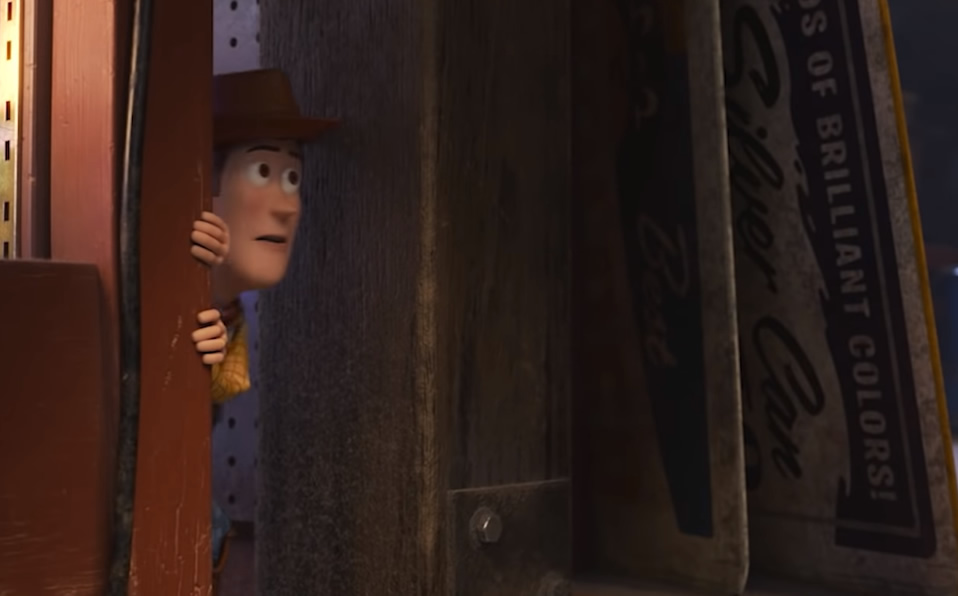 Discos de Ernesto de la Cruz de 'Coco' aparecen junto a Woody. (Foto: Disney)