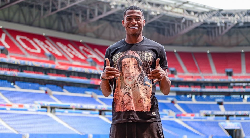 Antes de firmar y ser presentado, el jugador portaba orgullosamente la playera del personaje. (Foto: @OL)