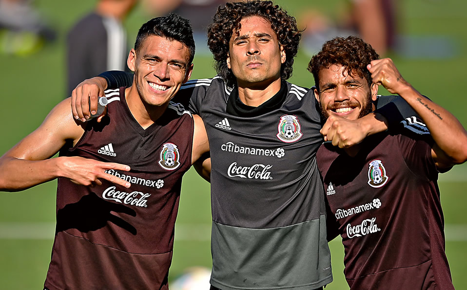 Héctor Moreno, Guillermo Ochoa y Jonathan dos Santos en un entrenamiento del Tri. (Imago7)
