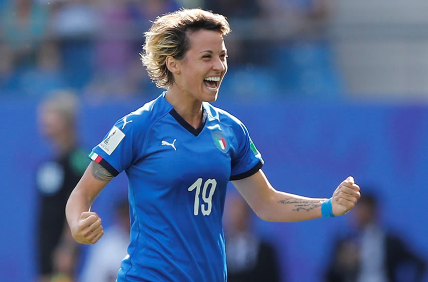 Valentina Giacinti celebra el primer gol de Italia ante China. Foto: EFE