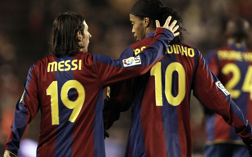 Ronaldinho y Messi, dos magos del futbol en Barcelona. (Agencias)