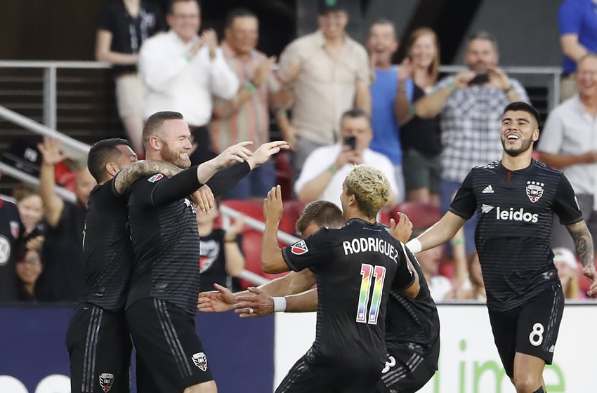 Wayne Rooney es felicitado por sus compañeros tras el golazo que anotó. Reuters