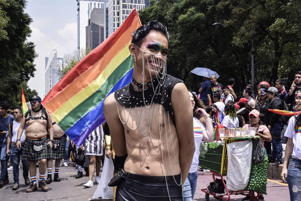 El primer cuadro de la ciudad se pintó de los colores del arcoiris (Notimex)