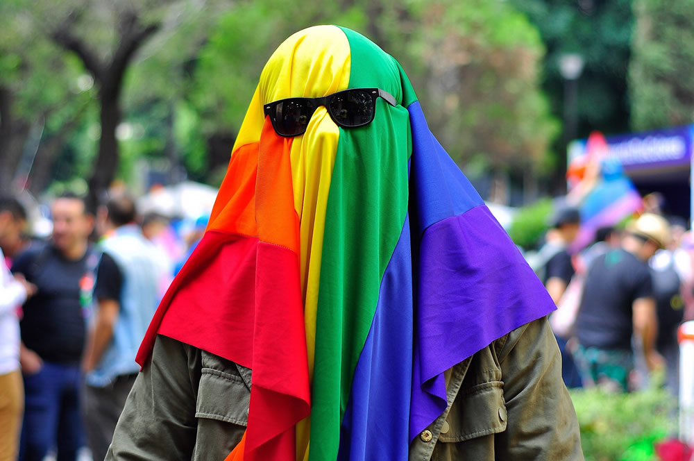 El primer cuadro de la ciudad se pintó de los colores del arcoiris (Notimex)