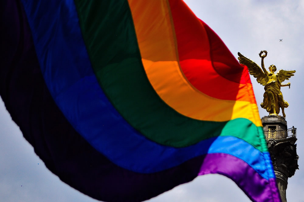 El primer cuadro de la ciudad se pintó de los colores del arcoiris (Notimex)