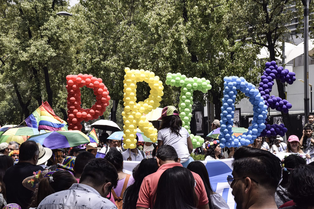 El primer cuadro de la ciudad se pintó de los colores del arcoiris (Notimex)