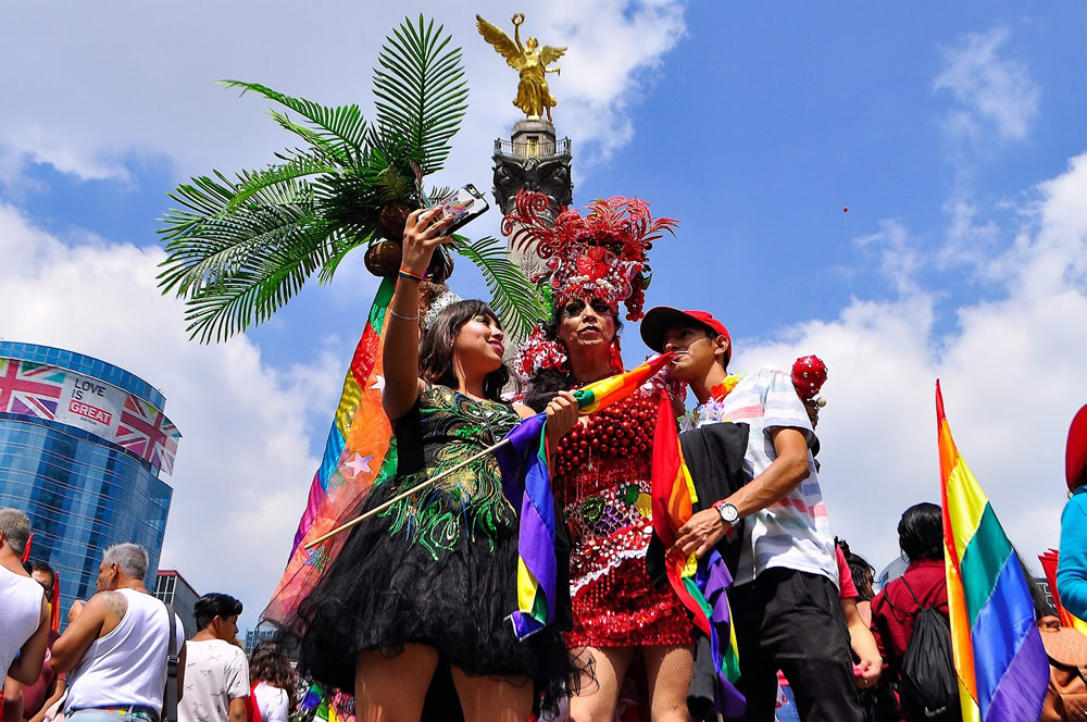 El primer cuadro de la ciudad se pintó de los colores del arcoiris (Notimex)