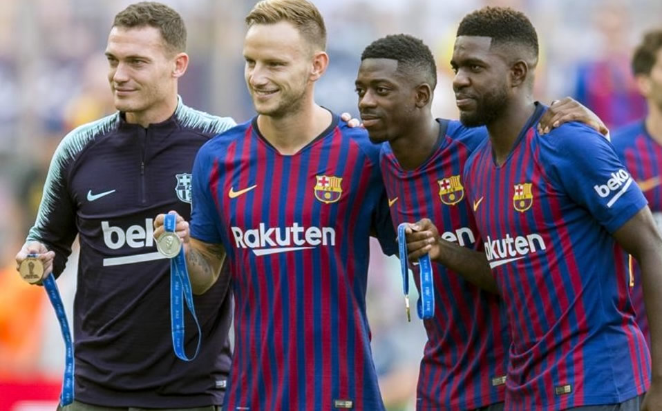 Thomas Vermaelen (izq) es una de las cuatro bajas libres del Barcelona.