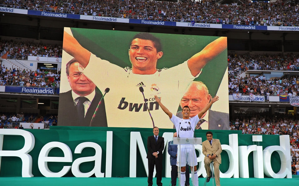 Cristiano Ronaldo en el día de su presentación en el Bernabéu en 2009 con Real Madrid